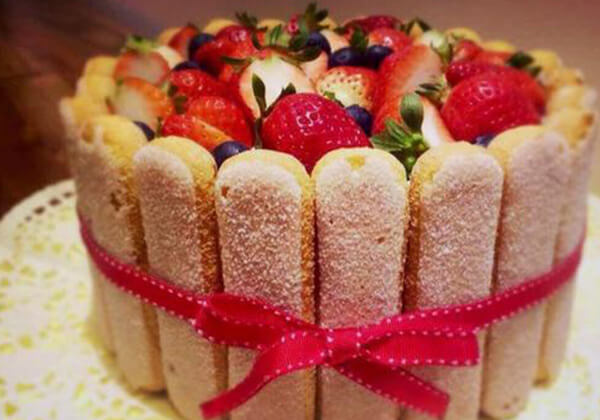 泡芙蛋糕的草莓桶蛋糕